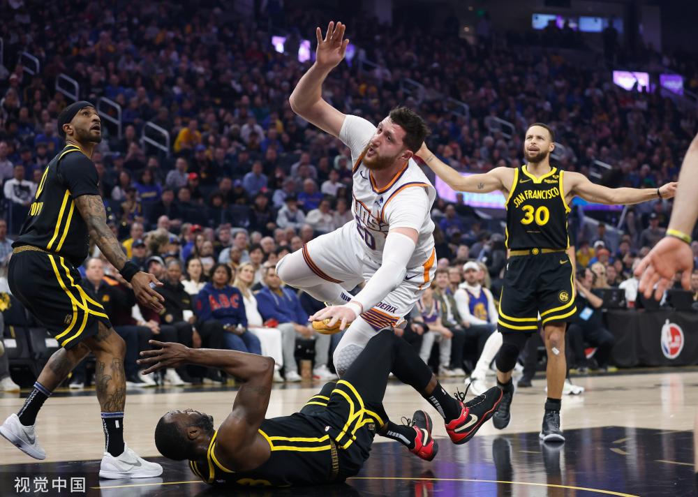 了他在发球 了他在发球